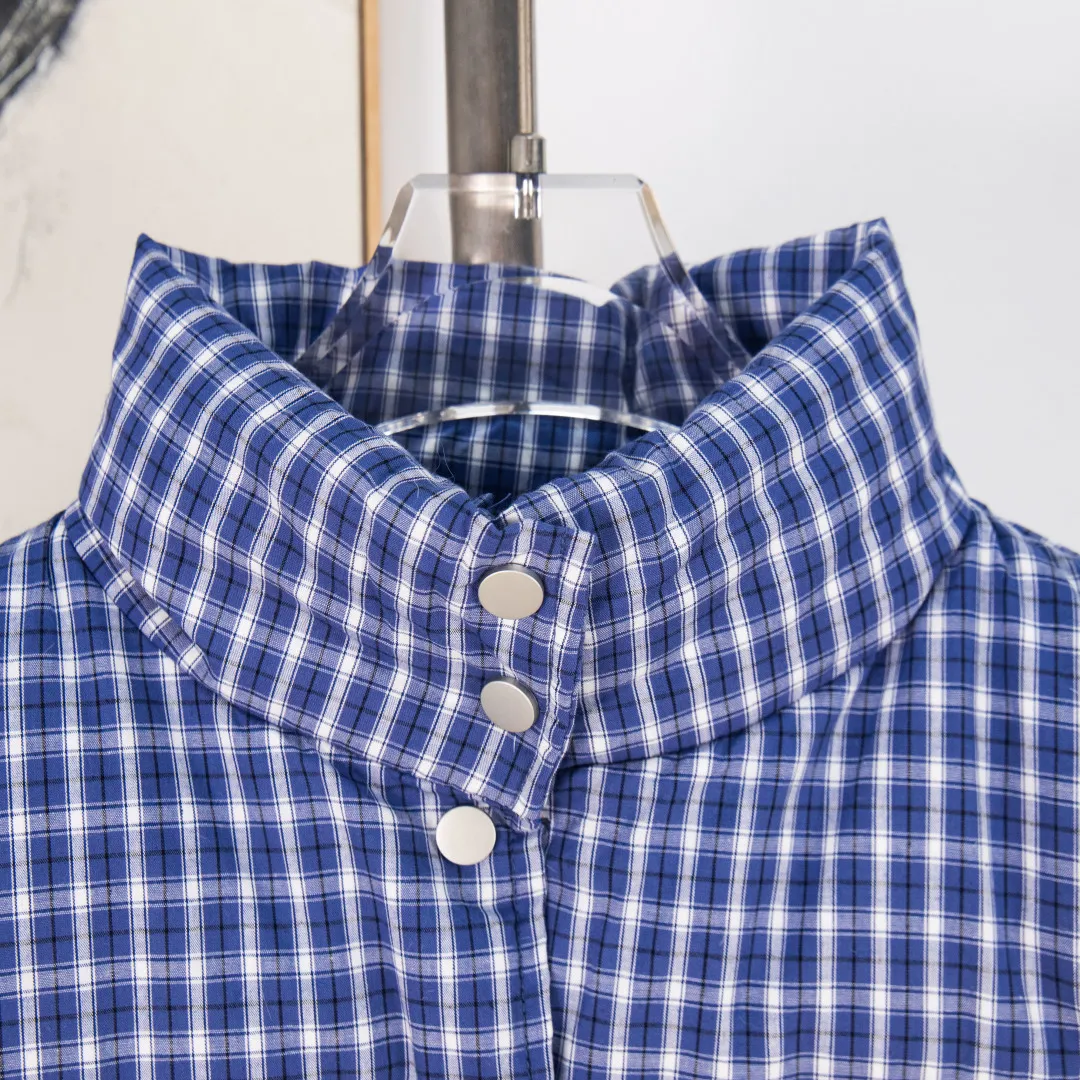 P560 zp version [Exclusive supply] Ralph Lauren/Ralph Lauren 2024aw new autumn and winter fresh small blue check short stand collar down jacket - face cotton high-count high-density yarn-dyed plaid fabric ✅ - 350T contrast polyester lining inside double-layer 360T high-density bile cloth ✅ - placket varnished pearl chestnut four-button hem with hidden elastic drawstring ✅ -RL lazy small blue check down jacket A must-have item for homegirls. Small blue checkered face. The color is soft and white. The shape and materials add points to the appearance. It is not greasy for daily wear. The blue checkered freshness makes the color uniform. Make a fashionable and eye-catching bag in dull winter. Color: Blue Checkered Size: S M L XL Number: WW10758
